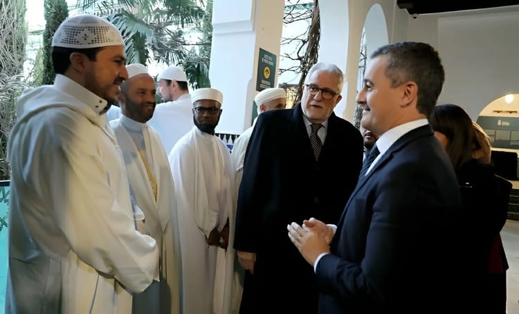 Ramadan en France : Darmanin pose un acte symbolique à l'endroit des musulmans Darmanin échange avec des musulmans lors d'un événement officiel en France.