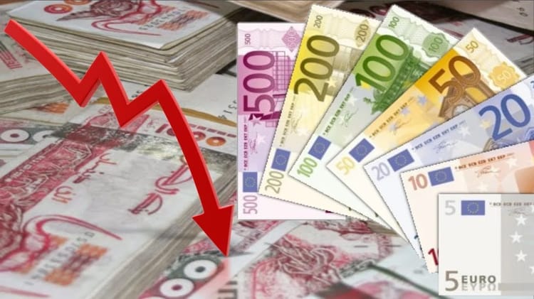 Billets d'euros et de dinar algérien avec flèche rouge en baisse.