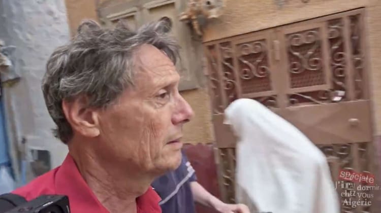 Antoine de Maximy sous surveillance policière en Algérie.