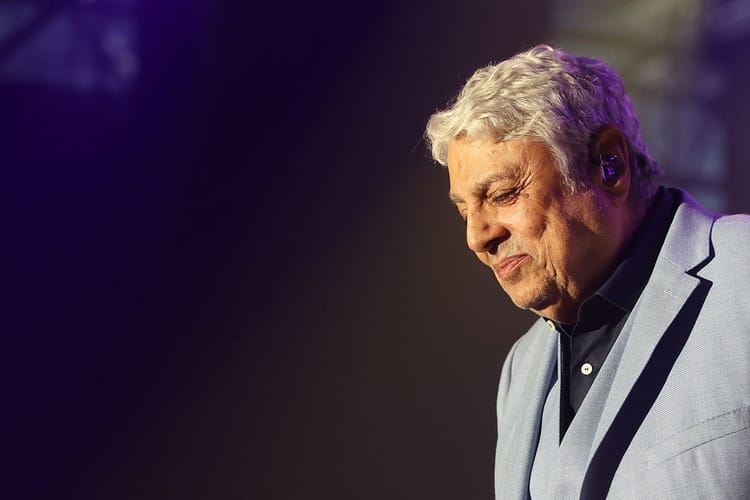 Enrico Macias lors d'un concert à Zinga Zanga, Béziers.