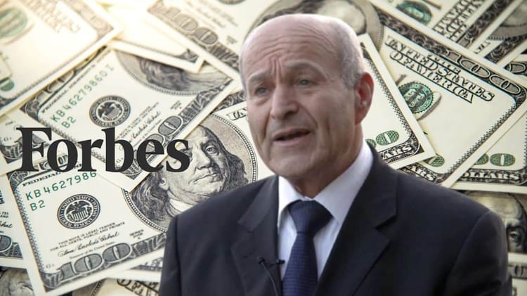 Homme d'affaires devant un fond de billets de dollar américains.