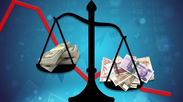 Le dinar algérien poursuit sa dégringolade face aux monnaies étrangères ce 29 mars 2024 Balance avec des billets de dollars et d'euros, symbole de la dévaluation.