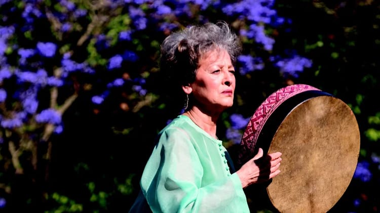 Concert exceptionnel : Houria Aïchi à Lyon, porte-voix des chants berbères de l’Aurès Houria Aïchi jouant du tambour berbère lors d'un concert à Lyon.