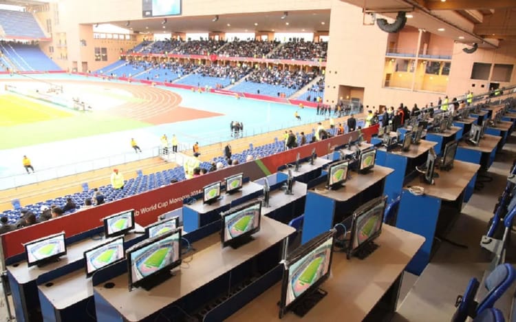 Tribunes modernes dans un stade marocain avec vue sur le terrain.