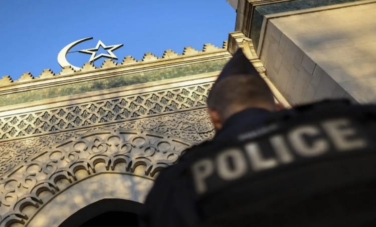 Policier surveillant une mosquée lors du Ramadan en France.