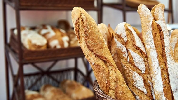 Emploi de sans-papiers : Amende de 400 000 € pour une boulangerie en France Baguettes de pain croustillantes dans une boulangerie.