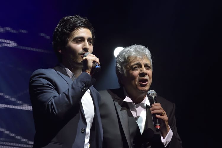 Symon Macias, petit-fils d'Enrico Macias, chante lors d'un concert.
