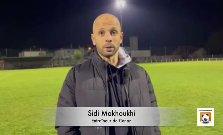 France : soupçonné d'exécuter des prières musulmanes, un entraineur évincé de son poste Homme en veste noire sur un terrain de football la nuit.