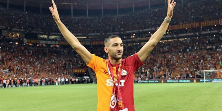 Hakim Ziyech en action avec le maillot du Maroc.