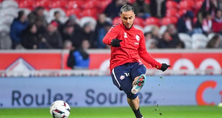 Adam Ounas, la blessure qui fait tout reprendre à zéro Adam Ounas lors d'un match, portant le maillot rouge de l'équipe.