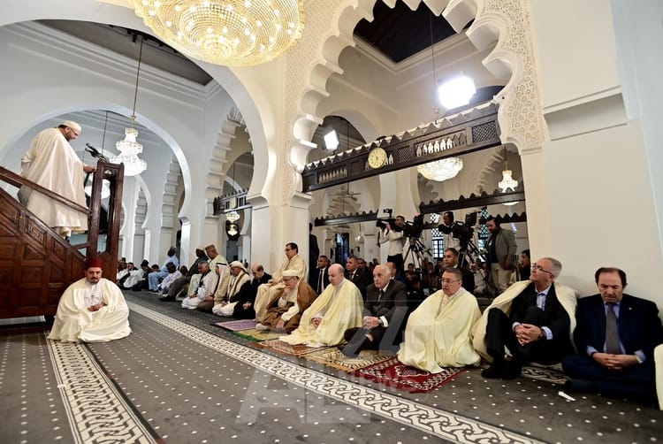 Croyants en prière lors de l'Aïd El Fitr à la Grande Mosquée d'Alger.