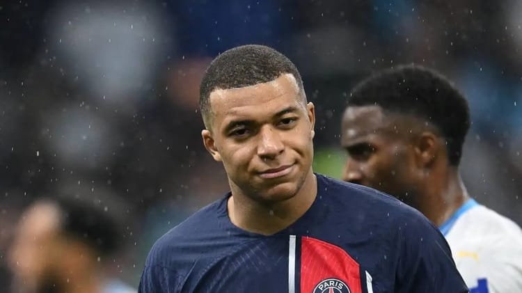 Départ de Kylian Mbappe du PSG : un ancien coach des bleus se prononce Kylian Mbappe lors de son départ du PSG, regard pensif.