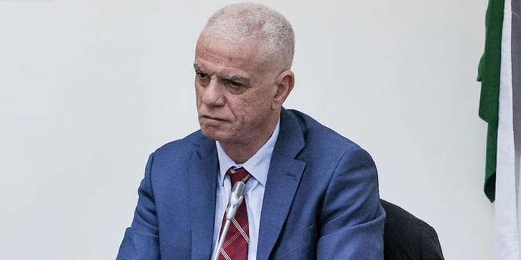 Djahid Zefizef en costume lors d'une réunion importante.