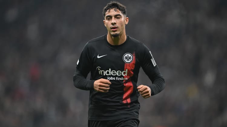 Farès Chaibi fout la trouille à son club, l’Eintracht Francfort Farès Chaibi joue pour l'Eintracht Francfort lors d'un match.