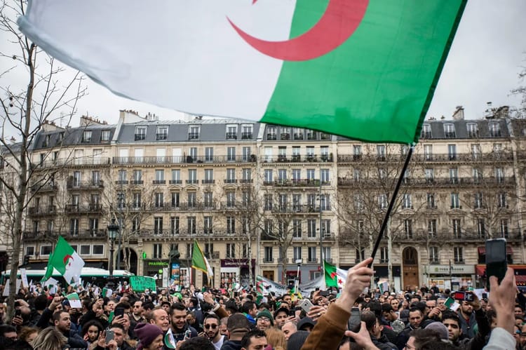 Foule lors d'une manifestation avec drapeau algérien en France.