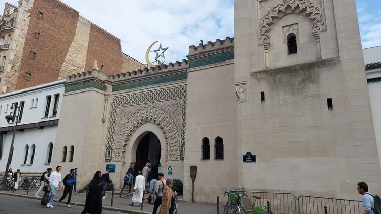 France : Un nouveau cas d'agression de mosquée enregistré Visiteurs devant une mosquée à Paris, architecture islamique traditionnelle.