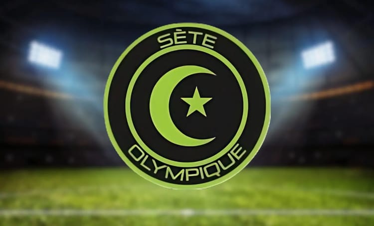 Logo du club Sète Olympique avec symbole islamique en fond de stade.