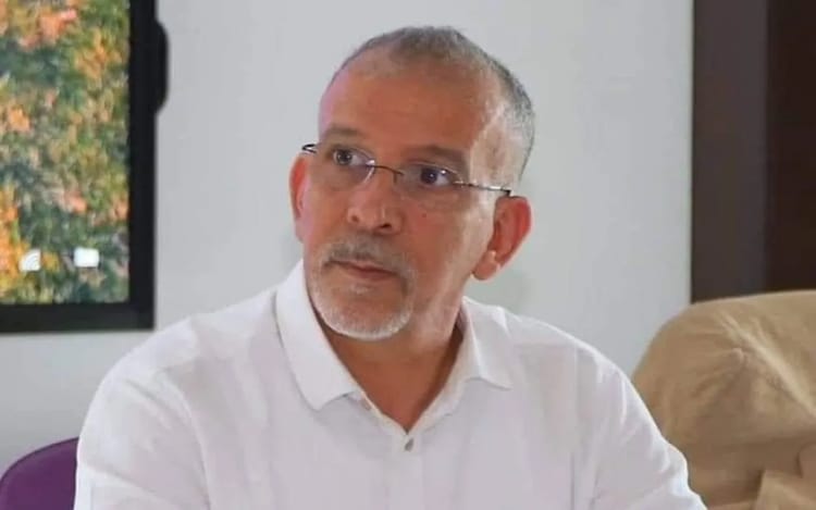 Hafid Derradji en train de parler lors d'une interview.