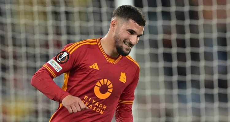 De l'AS Roma en Saudi Pro League, Houssem Aouar n'a qu'à claquer des doigts... et c'est fait! Houssem Aouar, joueur de football, en tenue de l'AS Roma lors d'un match.