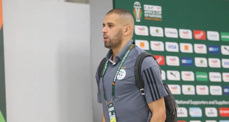 Islam Slimani lors d'une conférence de presse ou d'un entraînement.
