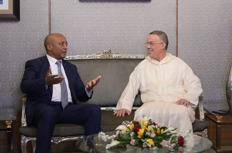 Patrice Motsepe jette des fleurs au Maroc : des éloges qui augurent d'un... Deux hommes en discussion lors d'une rencontre officielle au Maroc.