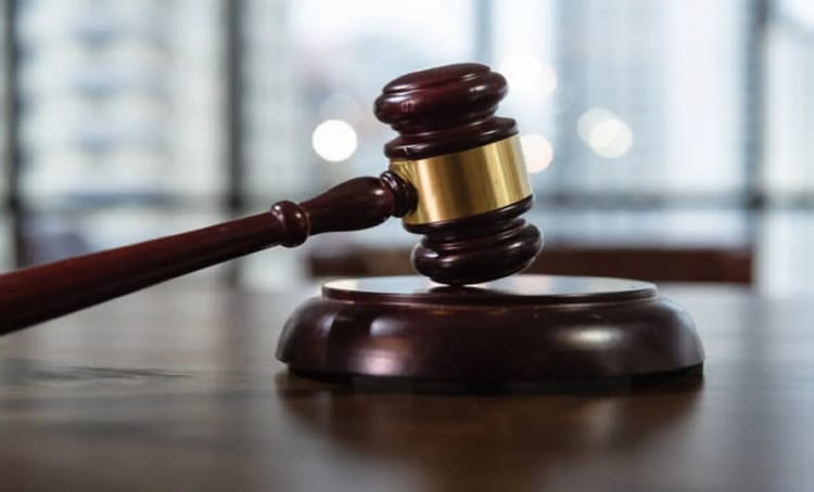 Acquittement de l'Algérien Belkacem : deux ans de détention injustifiée en Espagne, quelle justice ? Martel en bois et métal posé sur une table en bois.