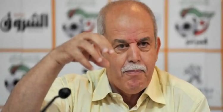 Rabah Saâdane, ancien entraîneur, lors d'une conférence sportive.