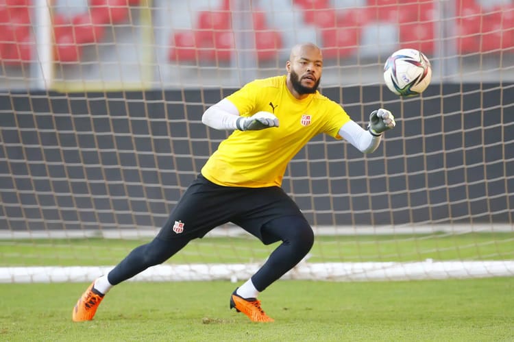 Raïs M'Bolhi en action lors d'un entraînement au CRB.