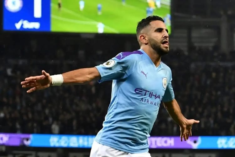 Riyad Mahrez célèbre un but lors d'un match de Premier League.