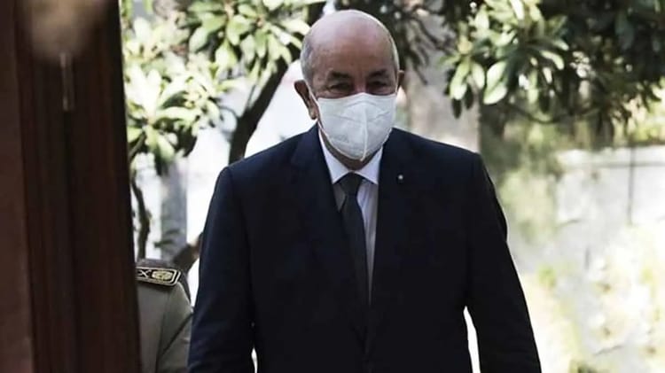 Abdelmadjid Tebboune portant un masque lors d'une visite officielle.