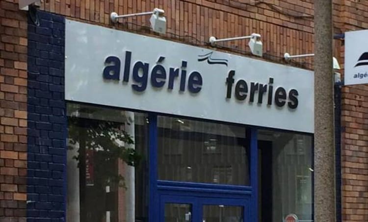 Agence Algérie Ferries à Paris, façade avec panneau visible.