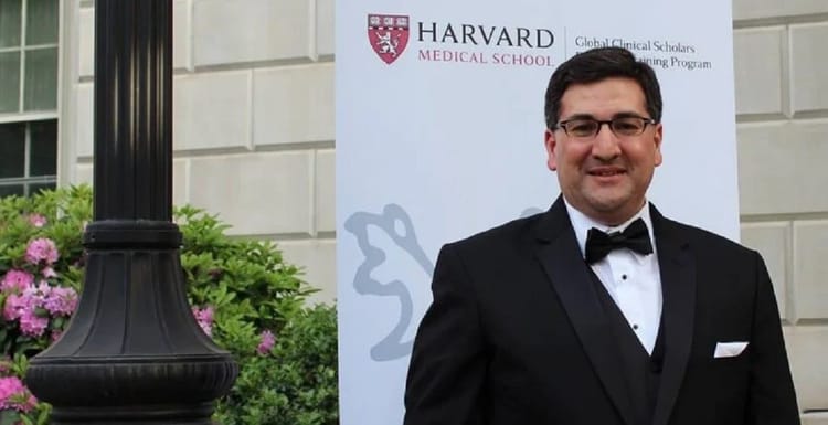 Harvard honore l'algérien Salim Bouguermouh : Une fierté DZ ! Salim Bouguermouh en costume lors d'une cérémonie à Harvard.