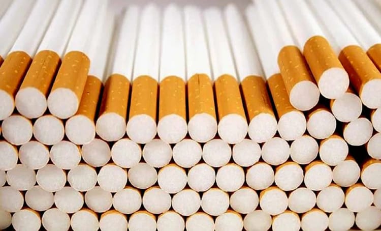 France : Un Algérien arrêté en avec 250 kg de cigarettes de contrebande Cigarettes de contrebande empilées, saisie en France.
