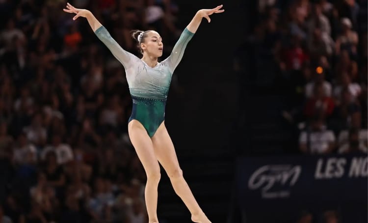Découvrez les détails de cette vidéo sensationnelle sur Kaylia Nemour Gymnaste effectuant une figure lors d'une compétition de gymnastique.