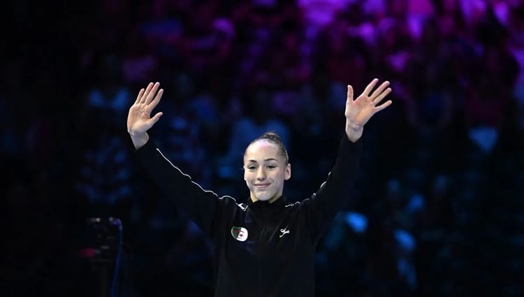 Kaylia Nemour célèbre sa victoire lors d'une compétition d'athlétisme.