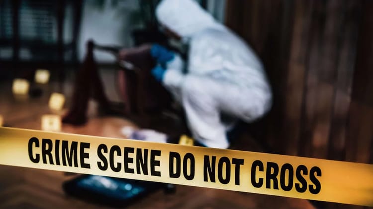 Enquêteur en tenue de protection examine une scène de crime à Constantine.