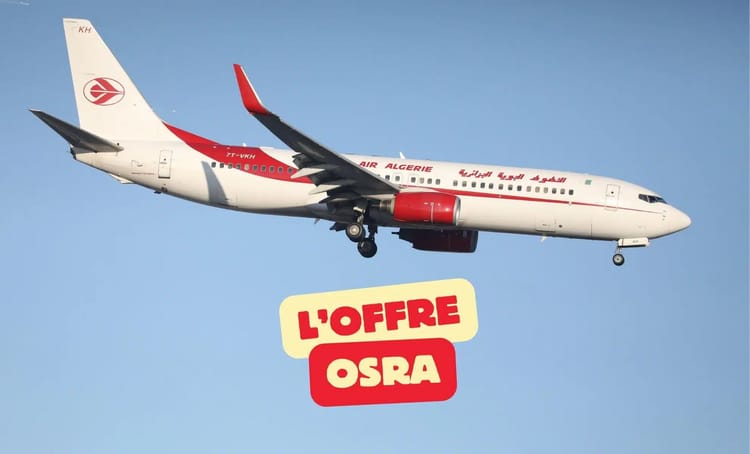 Avion d'Air Algérie avec logo rouge et blanc en vol dans le ciel bleu.