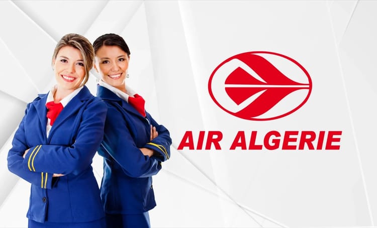 Deux hôtesses de l'air d'Air Algérie en uniforme professionnel.