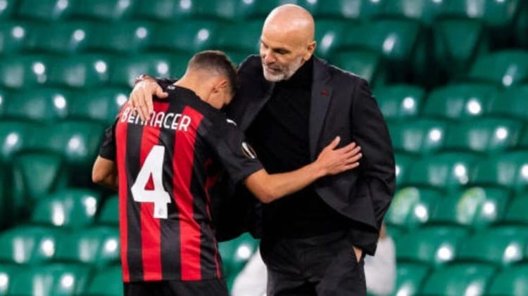 Ismael Bennacer en hommage à l'AC Milan lors d'un match.