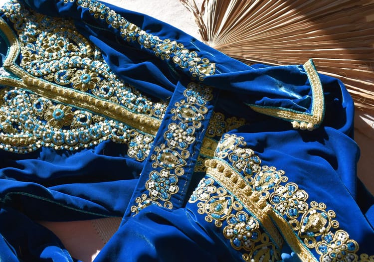 Algérie-Maroc : une rivalité vestimentaire émerge, Rabat porte plainte à l'UNESCO ! Détails d'un tissu traditionnel richement brodé en bleu et or.