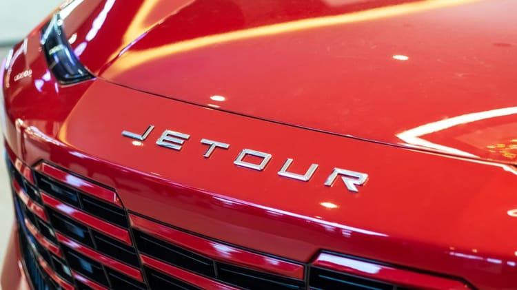 Voiture Jetour rouge avec logo visible sur le capot.