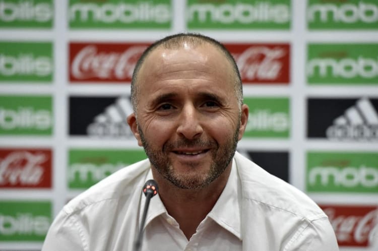 Djamel Belmadi lors d'une conférence de presse en Tunisie.