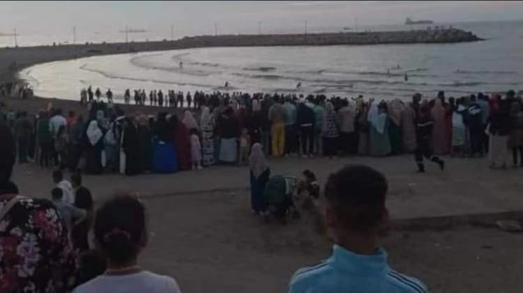 Drame à Alger : 5 enfants meurent par noyade, lors d'une sortie Foule rassemblée au bord de la mer après une noyade d'enfants à Alger.