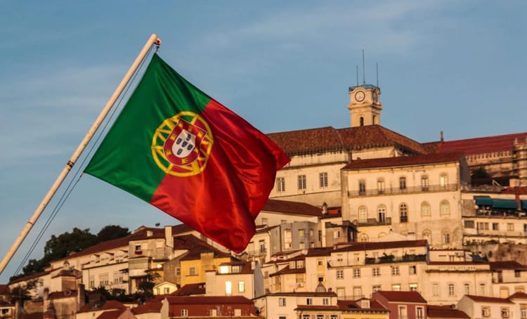 Le Portugal exclu de l'espace Schengen? Une éventualité envisageable si... Drapeau du Portugal flottant au-dessus de Lisbonne.
