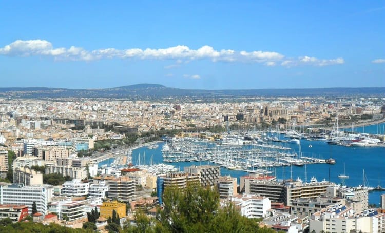 Ça n'en finit pas! Encore des algériens impliqués dans un cas de vol et d'agression en Espagne Vue aérienne du port de Barcelone avec bâtiments et yachts.