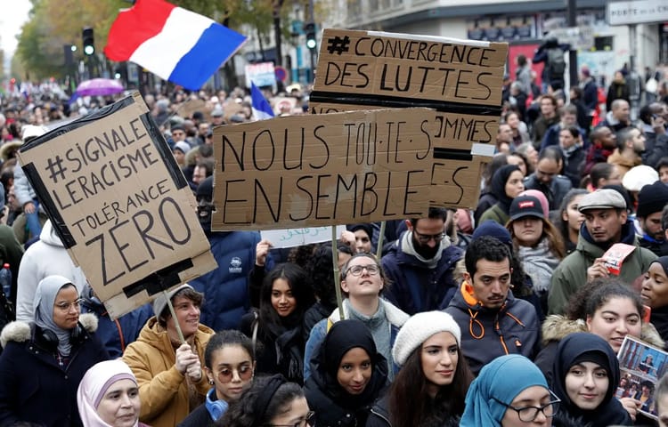 France-Islamophobie : un nouveau scandale éclate et suscite une grosse indignation Manifestation avec pancartes contre l'islamophobie en France.
