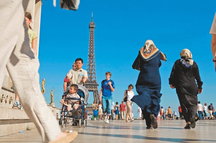 Touristes à Paris avec la Tour Eiffel en arrière-plan.
