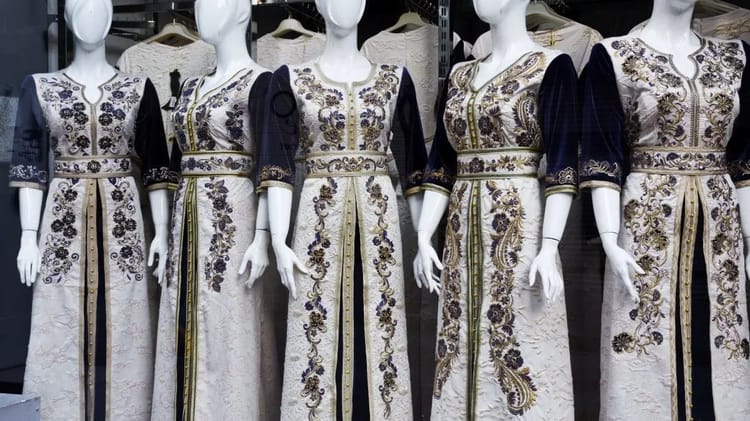 France : cette algérienne expose le caftan marocain lors d'une foire. La réaction marocaine est automatique Caftans marocains traditionnels exposés lors d'une foire en France.