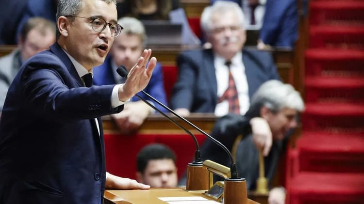 Député en discussion lors d'une session parlementaire en France.