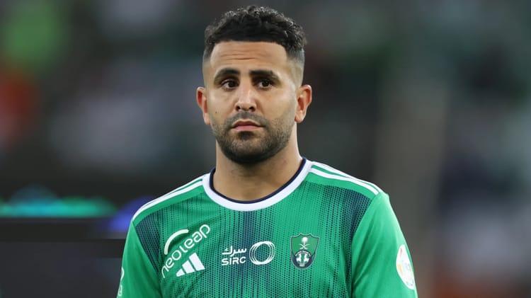 Riyad Mahrez portant le maillot vert de l'Algérie.
